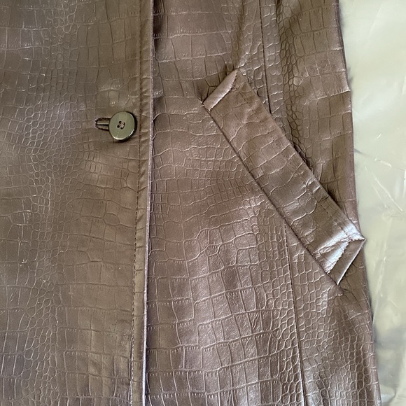 ELLEN TRACY GENUINE LEATHER COAT - Picture 11 of 15